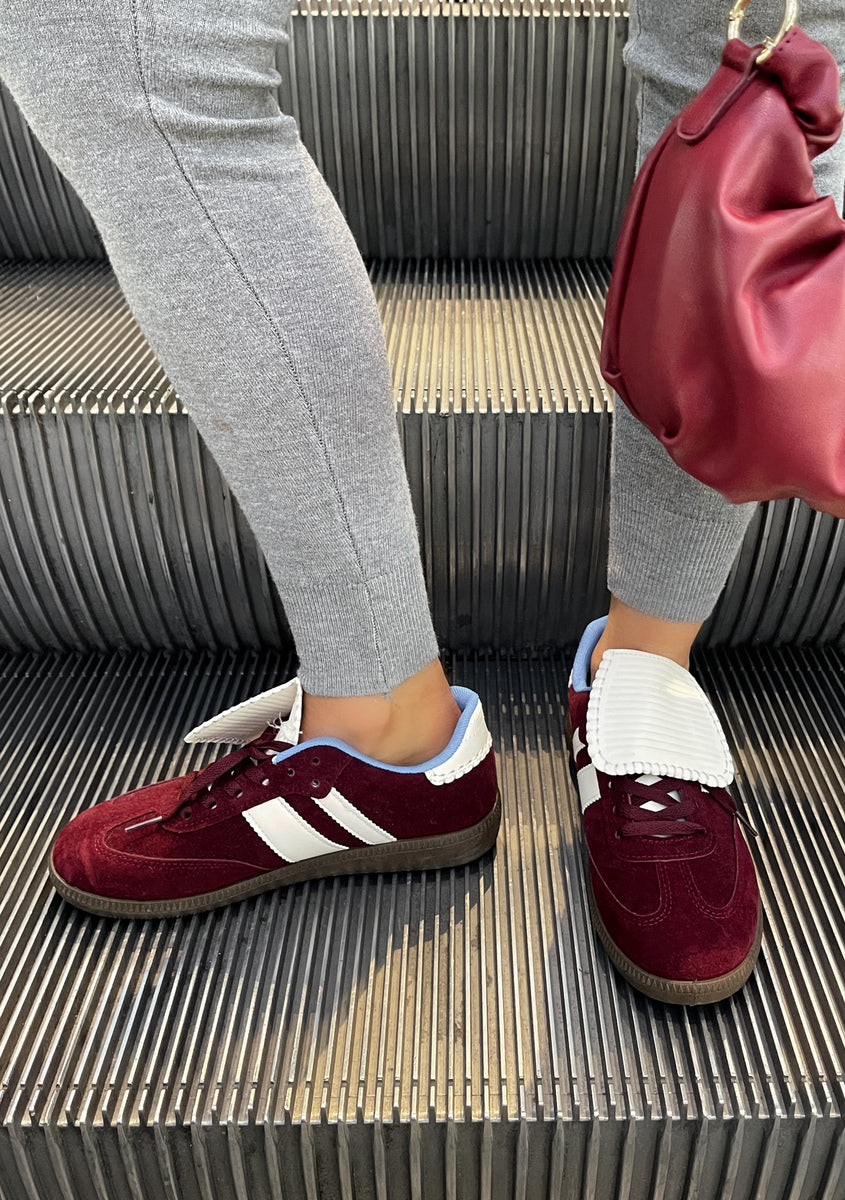 Lace-Up Flip Tongue Round Toe Trainers