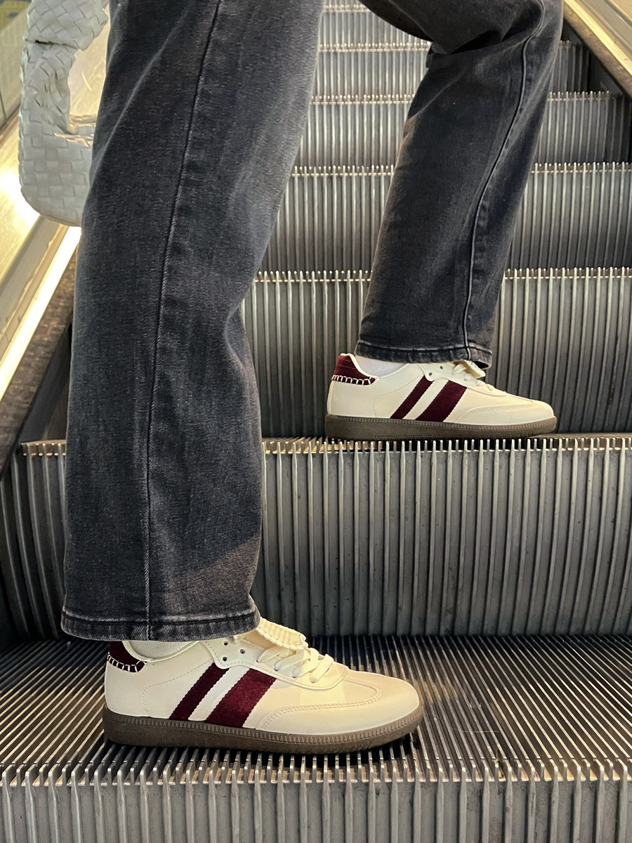 Lace-Up Flip Tongue Round Toe Trainers