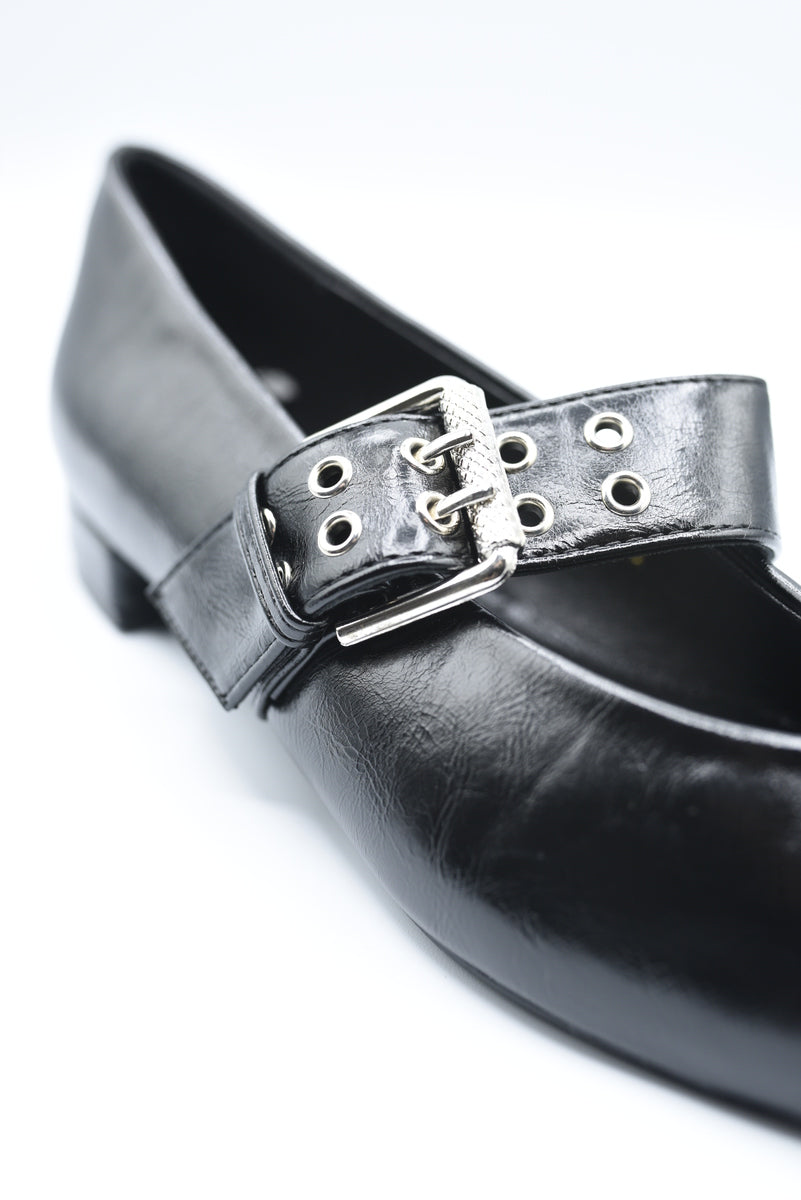 Low Heel Buckle Eyelet Strap Pointed Flat Shoes